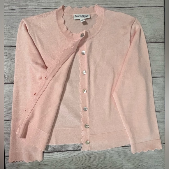 NorthStyle Scallop Trim Shrug, Shell Buttons, Ribbed Trim, Size Small - Picture 2 of 7